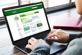 Pessoa com um notebook aberto acessando a home page do eSocial